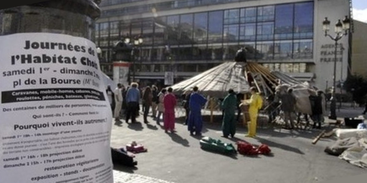 Joe Sacco, fondateur de HaLEM, devant l'AFP à Paris en 2008 avec une yourte — symbole de l'habitat choisi et de son cri « Zéro laissé.e pour compte »